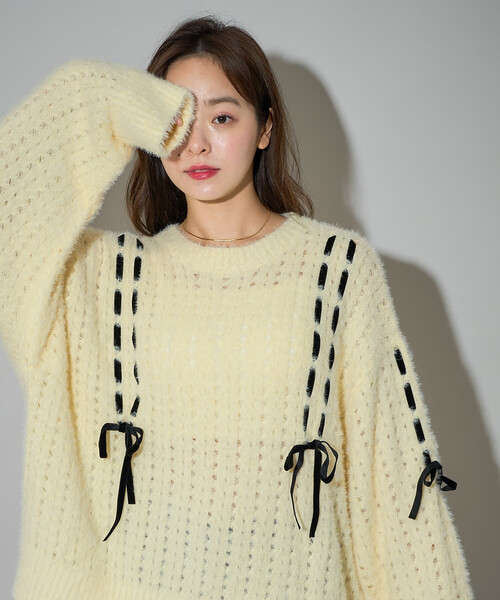 PUBLUX(パブリュクス)の「PUBLUX/パブリュクス ベロア リボン 編み込みフェザーニット 限定展開(ニット/セーター・レディース・ナチュラル/グレー/ネイビー/ブラック・フリ-)」の4枚目の写真