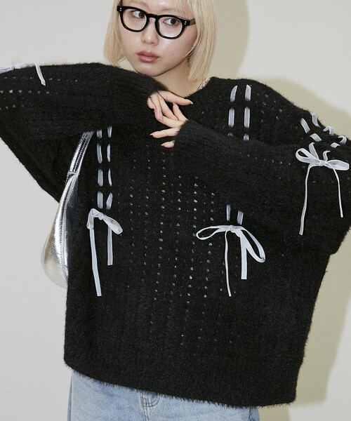 PUBLUX(パブリュクス)の「PUBLUX/パブリュクス ベロア リボン 編み込みフェザーニット 限定展開(ニット/セーター・レディース・ナチュラル/グレー/ネイビー/ブラック・フリ-)」の2枚目の写真