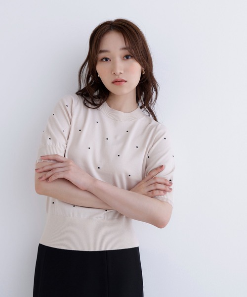 NATURAL BEAUTY BASIC(ナチュラルビューティーベーシック)の「◇ドット刺繍ハーフスリーブニット(ニット/セーター・レディース・ホワイト系その他/グレー系その他/ブラック系その他・FREE)」の2枚目の写真