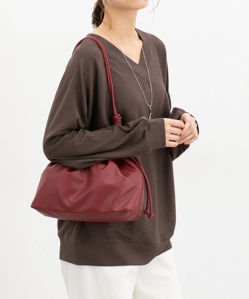 Honeys（ハニーズ）の「やわらかギャザーバッグ（ハンドバッグ・レディース・アイボリー/ブラック/ブラウン/レッド/ガンメタ・FREE）」の4枚目の写真