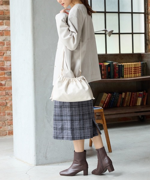 Honeys（ハニーズ）の「やわらかギャザーバッグ（ハンドバッグ・レディース・アイボリー/ブラック/ブラウン/レッド/ガンメタ・FREE）」の6枚目の写真