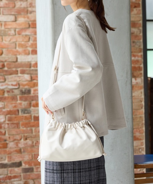 Honeys（ハニーズ）の「やわらかギャザーバッグ（ハンドバッグ・レディース・アイボリー/ブラック/ブラウン/レッド/ガンメタ・FREE）」の7枚目の写真