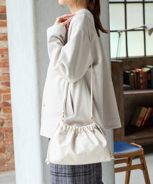 Honeys（ハニーズ）の「やわらかギャザーバッグ（ハンドバッグ・レディース・アイボリー/ブラック/ブラウン/レッド/ガンメタ・FREE）」の8枚目の写真