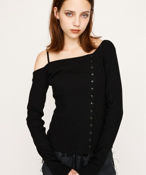 SLY（スライ）の「ASYMMETRY BUTTON TOPS アシンメトリー ボタン トップス 長袖 秋服（Tシャツ/カットソー・レディース・ブラウン/イエロー/ブラック/杢グレー・FREE）」の2枚目の写真