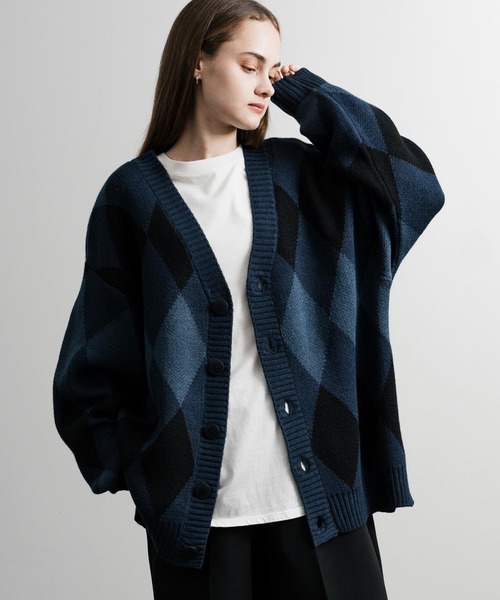 Rocky Monroe（ロッキーモンロー）の「オーバーサイズ 7G総柄Vネックニットカーディガン アーガイル柄/チェック柄（カーディガン/ボレロ・メンズ・グレー/ブルー/グレイッシュブルー/グレー系/ブラウン/ブラック×ホワイト/ライトグレー/ダークネイビー/サンドグレー/ダークブルー/ネイビー/ブルー系/サンドベージュ/ブラック×グレー/ブラック/ホワイト×ブルー/グレイッシュベージュ/サックスブルー/ライトベージュ・M/L）」の16枚目の写真