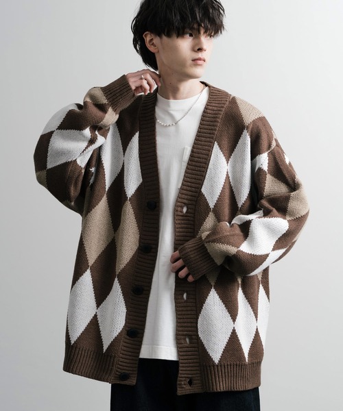 Rocky Monroe（ロッキーモンロー）の「オーバーサイズ 7G総柄Vネックニットカーディガン アーガイル柄/チェック柄（カーディガン/ボレロ・メンズ・グレー/ブルー/グレイッシュブルー/グレー系/ブラウン/ブラック×ホワイト/ライトグレー/ダークネイビー/サンドグレー/ダークブルー/ネイビー/ブルー系/サンドベージュ/ブラック×グレー/ブラック/ホワイト×ブルー/グレイッシュベージュ/サックスブルー/ライトベージュ・M/L）」の9枚目の写真