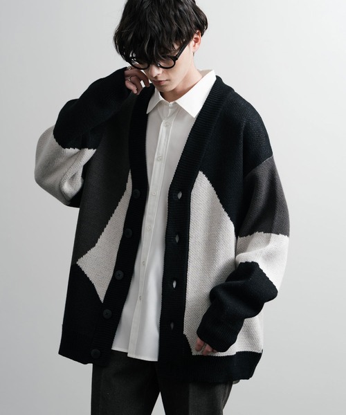 Rocky Monroe（ロッキーモンロー）の「オーバーサイズ 7G総柄Vネックニットカーディガン アーガイル柄/チェック柄（カーディガン/ボレロ・メンズ・グレー/ブルー/グレイッシュブルー/グレー系/ブラウン/ブラック×ホワイト/ライトグレー/ダークネイビー/サンドグレー/ダークブルー/ネイビー/ブルー系/サンドベージュ/ブラック×グレー/ブラック/ホワイト×ブルー/グレイッシュベージュ/サックスブルー/ライトベージュ・M/L）」の4枚目の写真