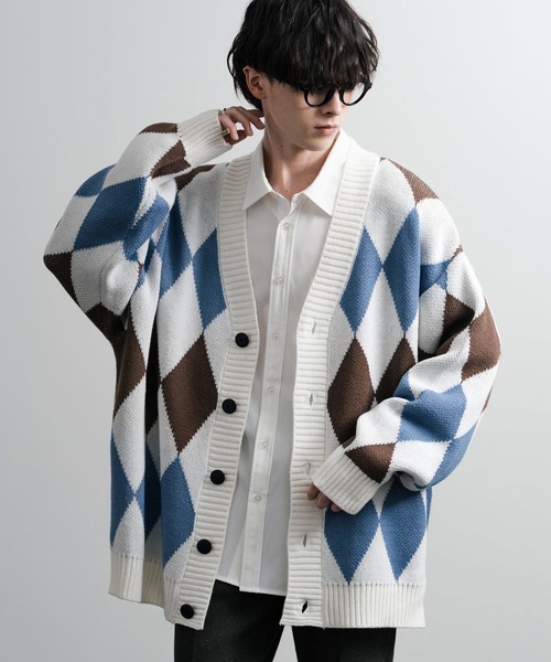 Rocky Monroe（ロッキーモンロー）の「オーバーサイズ 7G総柄Vネックニットカーディガン アーガイル柄/チェック柄（カーディガン/ボレロ・メンズ・グレー/ブルー/グレイッシュブルー/グレー系/ブラウン/ブラック×ホワイト/ライトグレー/ダークネイビー/サンドグレー/ダークブルー/ネイビー/ブルー系/サンドベージュ/ブラック×グレー/ブラック/ホワイト×ブルー/グレイッシュベージュ/サックスブルー/ライトベージュ・M/L）」の20枚目の写真