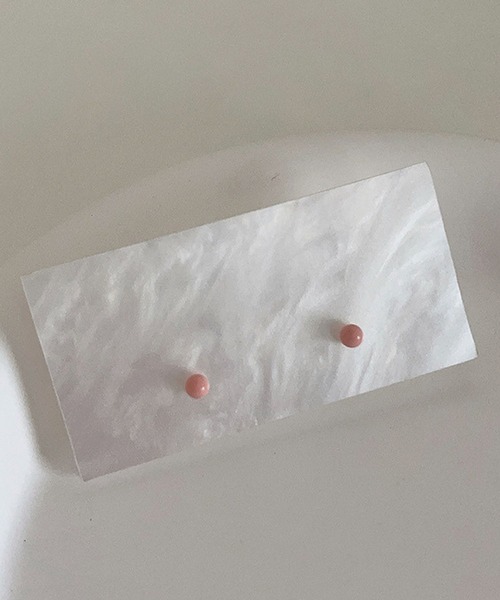 yu-ka（ユーカ）の「YU-KA:カラーボールミニピアス color ball pierce（ピアス（両耳用）・レディース・ブルー/グリーン/ピンク/ブラウン/レッド/ブラック/ベージュ/ネイビー・FREE）」の7枚目の写真