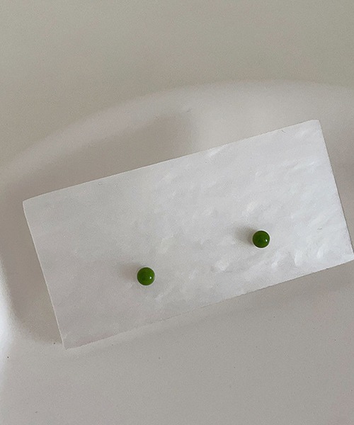 yu-ka（ユーカ）の「YU-KA:カラーボールミニピアス color ball pierce（ピアス（両耳用）・レディース・ブルー/グリーン/ピンク/ブラウン/レッド/ブラック/ベージュ/ネイビー・FREE）」の4枚目の写真