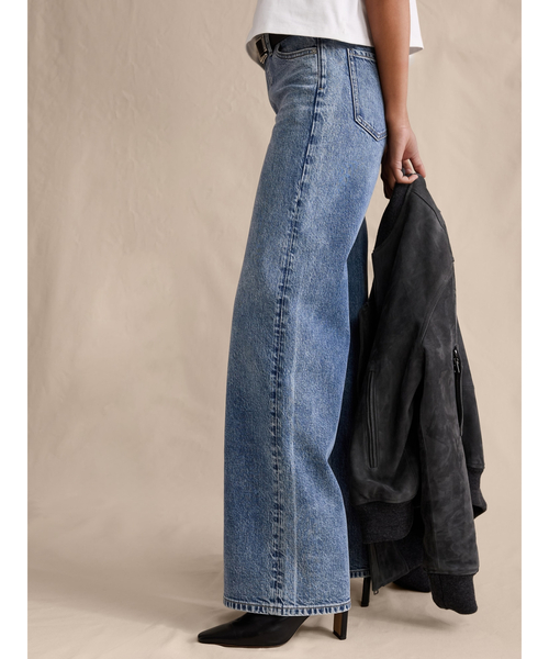 Banana Republic（バナナリパブリック）の「アイコン クラシック ワイドレッグジーンズ（デニムパンツ・レディース・アイボリー/インディゴブルー/ダークインディゴブルー/ライトインディゴブルー・24/25/26/27/28）」の4枚目の写真