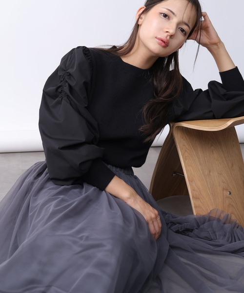 PICCIN PERLA（ピッチンペルラ）の「袖シャーリングニット（ニット/セーター・レディース・オフホワイト/ブラック・M）」の2枚目の写真