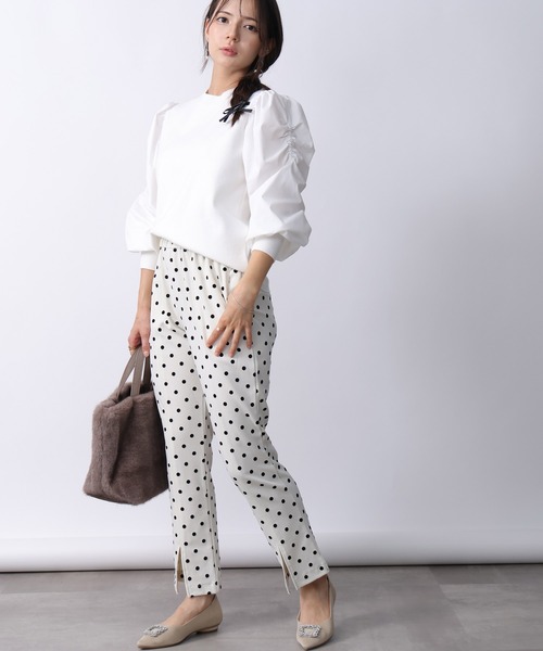 PICCIN PERLA（ピッチンペルラ）の「袖シャーリングニット（ニット/セーター・レディース・オフホワイト/ブラック・M）」の8枚目の写真