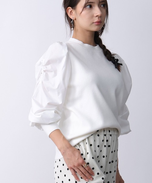 PICCIN PERLA（ピッチンペルラ）の「袖シャーリングニット（ニット/セーター・レディース・オフホワイト/ブラック・M）」の6枚目の写真