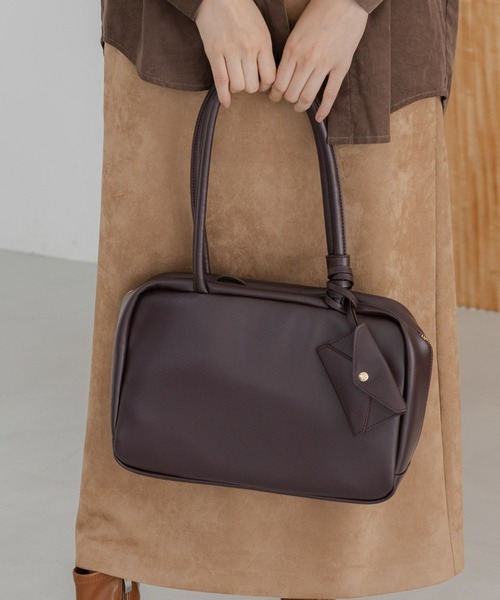 Elura（エルーラ）の「チャーム付きボストン/594279（ボストンバッグ・レディース・キャメル/ダークブラウン/ブラック・FREE）」の3枚目の写真