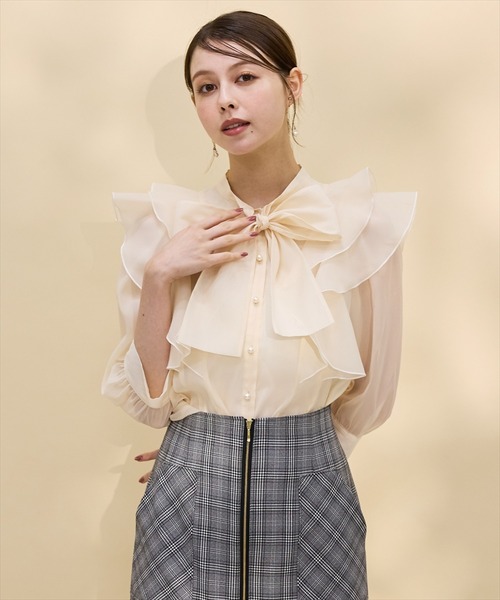 SWINGLE(スウィングル)の「七分袖ボウタイブラウス(シャツ/ブラウス・レディース・アイボリー/サックスブルー/オフホワイト/ピンク・FREE)」の3枚目の写真