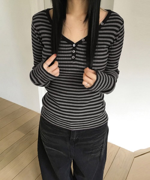 MEMECLE(メメクル)の「【MEMECLE/メメクル】VネックレトロストライプフィットTシャツ(Tシャツ/カットソー・レディース・ダークグレー・M/S)」の1枚目の写真