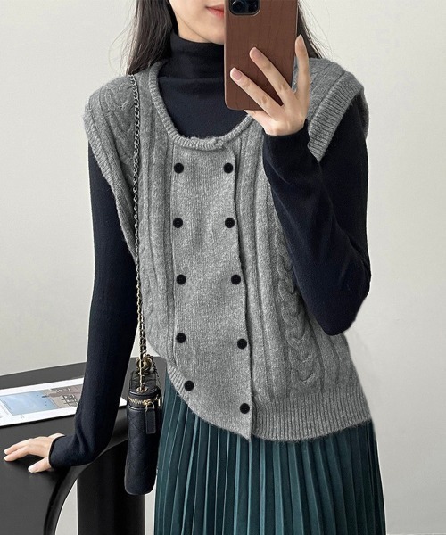 Miniministore(ミニミニストア)の「ケーブル編みニットベスト ダブルブレスト(ベスト・レディース・ブラウン/グレー/ライトブルー/ブラック/ベージュ/ピンク・FREE)」の2枚目の写真