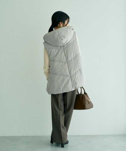 YECCA VECCA（イェッカヴェッカ）の「中綿フーディージレ（ベスト・レディース・ブラウン/ブラック/グレイッシュベージュ・FREE）」の19枚目の写真