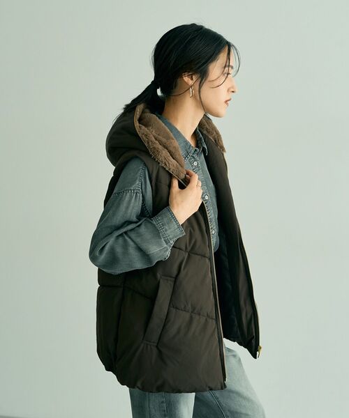 YECCA VECCA（イェッカヴェッカ）の「中綿フーディージレ（ベスト・レディース・ブラウン/ブラック/グレイッシュベージュ・FREE）」の22枚目の写真