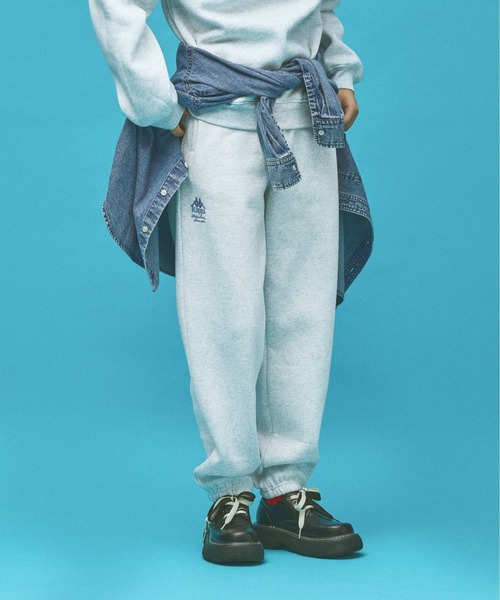 Kappa（カッパ）の「≪Kappa×and ST ウェルネスクラブ≫シンプルロゴスウェットパンツ (ユニセックス)（スウェットパンツ・レディース・レッド/ライトグリーン/ブラック/ホワイト/グレー・SMALL/MEDIUM/LARGE）」の2枚目の写真