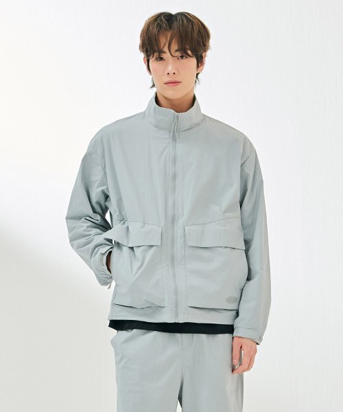 CHASECULT(チェイスカルト)の「男性ハイネックアウトポケットジャンパー-DARK4113B02(ブルゾン・メンズ・ライトグレー・105/100/95)」の1枚目の写真
