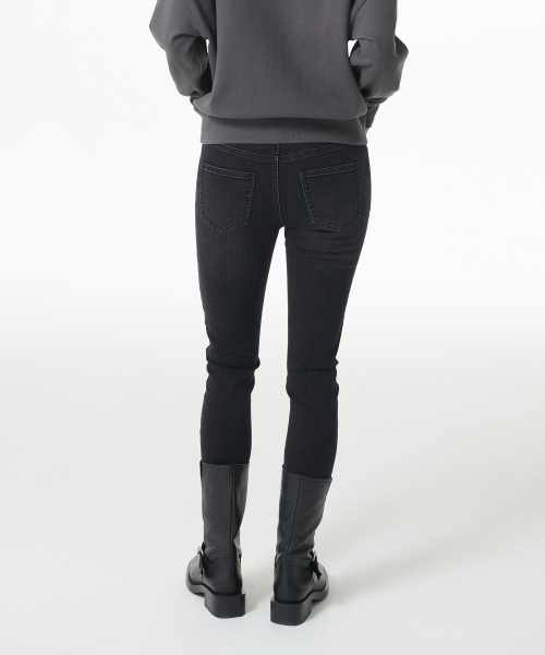 MUSINSA STANDARD WOMAN（ムシンサスタンダードウーマン）の「ウィメンズスキニーデニムパンツ[ブラック]（デニムパンツ・レディース・その他・30/24/25/26/27/28/29）」の4枚目の写真