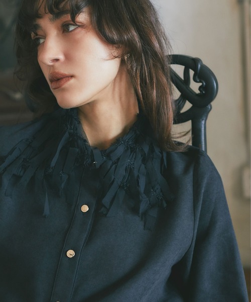 ARVELLIA(アルベリア)の「FRINGE COLLAR SHIRT(シャツ/ブラウス・レディース・アイボリー/ブラック・M)」の2枚目の写真