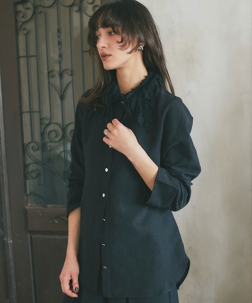 ARVELLIA(アルベリア)の「FRINGE COLLAR SHIRT(シャツ/ブラウス・レディース・アイボリー/ブラック・M)」の4枚目の写真