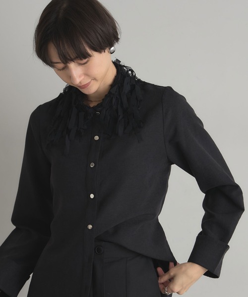 ARVELLIA(アルベリア)の「FRINGE COLLAR SHIRT(シャツ/ブラウス・レディース・アイボリー/ブラック・M)」の7枚目の写真