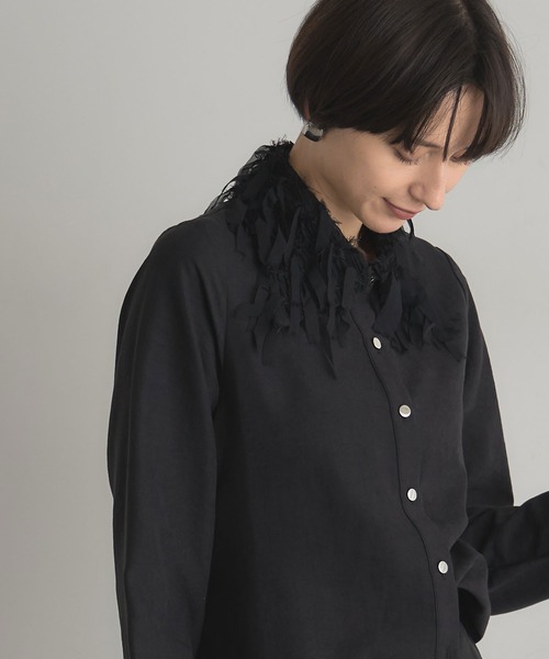 ARVELLIA(アルベリア)の「FRINGE COLLAR SHIRT(シャツ/ブラウス・レディース・アイボリー/ブラック・M)」の10枚目の写真