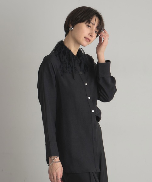 ARVELLIA(アルベリア)の「FRINGE COLLAR SHIRT(シャツ/ブラウス・レディース・アイボリー/ブラック・M)」の11枚目の写真