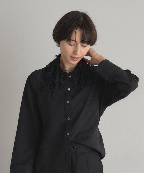 ARVELLIA(アルベリア)の「FRINGE COLLAR SHIRT(シャツ/ブラウス・レディース・アイボリー/ブラック・M)」の12枚目の写真