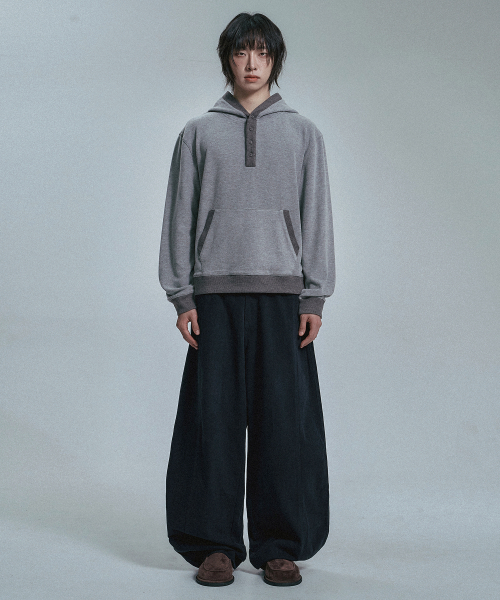 MOO(エムオーオー)の「コントラストボタンフード - グレー(パーカー・メンズ・グレー・MEDIUM/LARGE)」の2枚目の写真