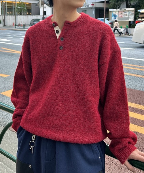 UNDERSTATEMENTs（アンダーステイトメント）の「【ユニセックス】配色ヘンリーネックニット（ニット/セーター・メンズ・レッド/ネイビー・MEDIUM/LARGE）」の2枚目の写真