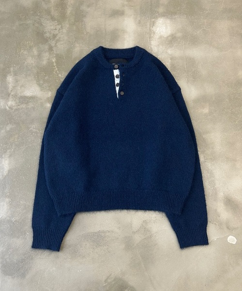 UNDERSTATEMENTs（アンダーステイトメント）の「【ユニセックス】配色ヘンリーネックニット（ニット/セーター・メンズ・レッド/ネイビー・MEDIUM/LARGE）」の3枚目の写真