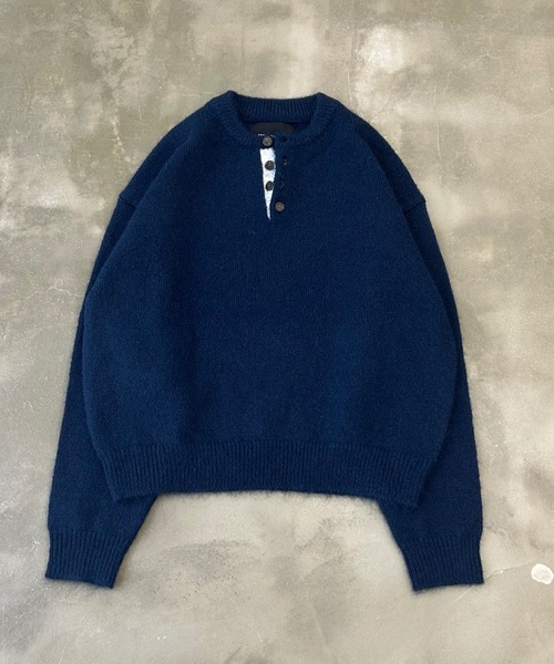 UNDERSTATEMENTs（アンダーステイトメント）の「【ユニセックス】配色ヘンリーネックニット（ニット/セーター・メンズ・レッド/ネイビー・MEDIUM/LARGE）」の4枚目の写真