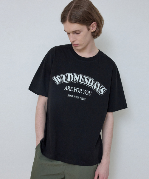 WEDNESDAY OASIS(ウェンズデーオアシス)の「シグネチャーカーブロゴ半袖Tシャツ_BLACK(W25-TP21)(Tシャツ/カットソー・メンズ・ブラック・MEDIUM/LARGE)」の2枚目の写真