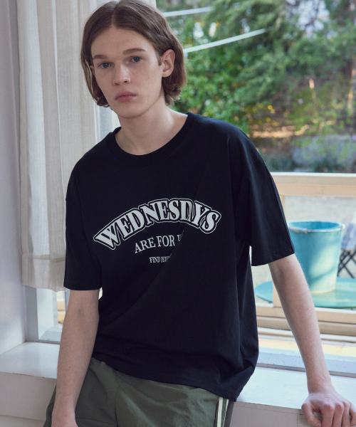 WEDNESDAY OASIS(ウェンズデーオアシス)の「シグネチャーカーブロゴ半袖Tシャツ_BLACK(W25-TP21)(Tシャツ/カットソー・メンズ・ブラック・MEDIUM/LARGE)」の3枚目の写真