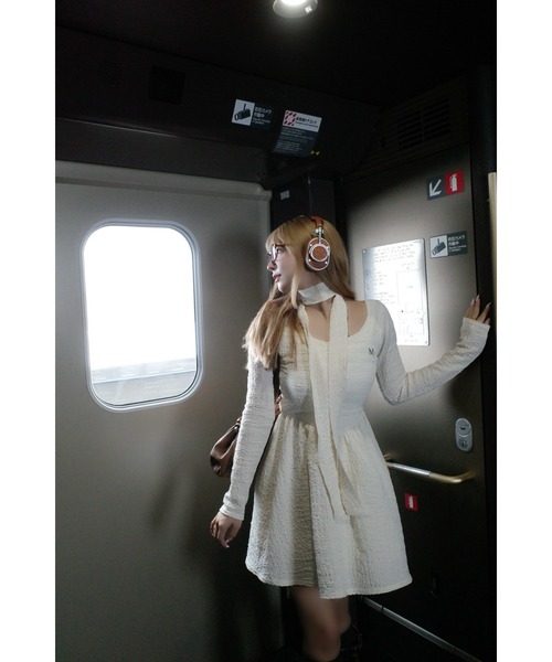 MISTREASS(ミストレアス)の「Ripple Back Open Mini Dress With Tie(ワンピース・レディース・ブラック/アイボリー・FREE)」の7枚目の写真