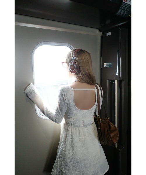 MISTREASS(ミストレアス)の「Ripple Back Open Mini Dress With Tie(ワンピース・レディース・ブラック/アイボリー・FREE)」の9枚目の写真