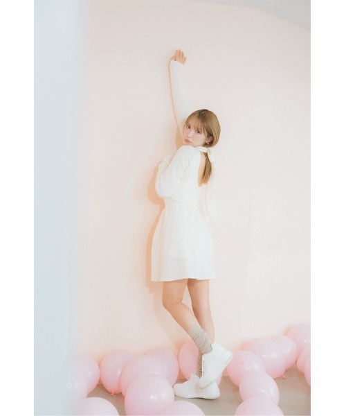 MISTREASS(ミストレアス)の「Ripple Back Open Mini Dress With Tie(ワンピース・レディース・ブラック/アイボリー・FREE)」の4枚目の写真