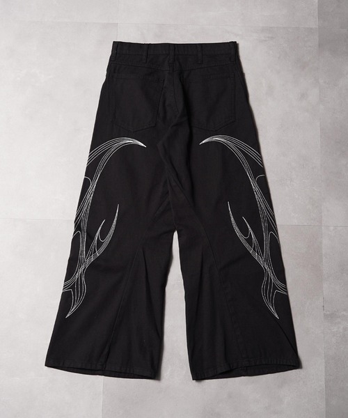 1111clothing(ワンフォークロージング)の「トライバル刺繍 カーブパンツ / Tribal Embroidered Curved Pants(デニムパンツ・メンズ・ブラック系2/ブラック系1・L/M)」の7枚目の写真