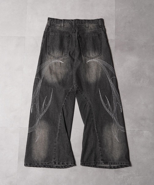 1111clothing(ワンフォークロージング)の「トライバル刺繍 カーブパンツ / Tribal Embroidered Curved Pants(デニムパンツ・メンズ・ブラック系2/ブラック系1・L/M)」の9枚目の写真