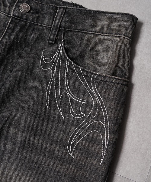 1111clothing(ワンフォークロージング)の「トライバル刺繍 カーブパンツ / Tribal Embroidered Curved Pants(デニムパンツ・メンズ・ブラック系2/ブラック系1・L/M)」の13枚目の写真