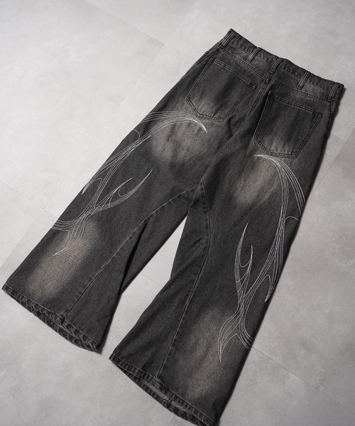 1111clothing(ワンフォークロージング)の「トライバル刺繍 カーブパンツ / Tribal Embroidered Curved Pants(デニムパンツ・メンズ・ブラック系2/ブラック系1・L/M)」の16枚目の写真