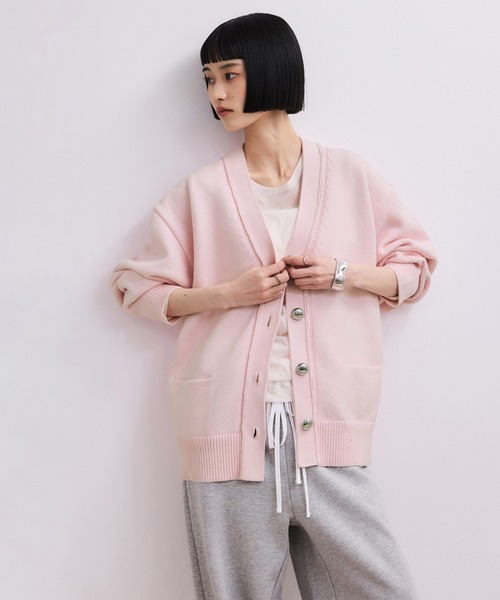 ADAM ET ROPE'(アダムエロペ)の「【WEB限定】メタルボタンVネックカーディガン(カーディガン/ボレロ・レディース・グレー/オフホワイト/ピンク/サックスブルー・FREE)」の4枚目の写真