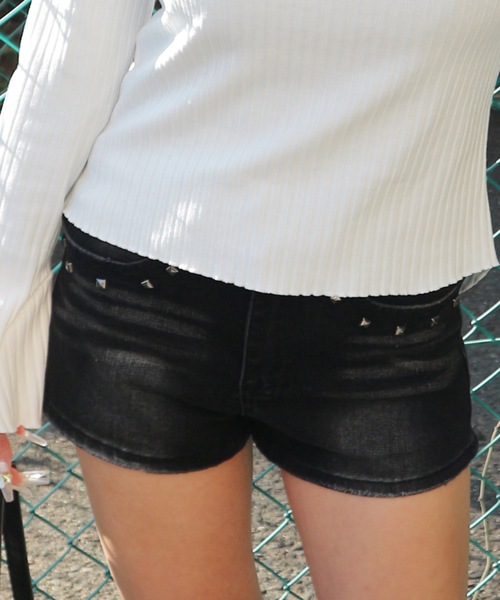 tinkerend（ティンカーエンド）の「Studded Short Fade Denim / スタッズフェードショートデニム（デニムパンツ・レディース・ブラック/ブルー・1/2）」の4枚目の写真