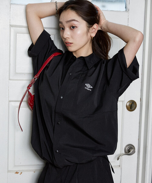 UMBRO(アンブロ)の「UMBRO × PUBLUX/アンブロ <機能性素材>別注 ワンポイントロゴレギュラーカラーハーフスリーブシャツ 限定展開(シャツ/ブラウス・メンズ・チャコールグレー/ブラック・LARGE/MEDIUM)」の4枚目の写真