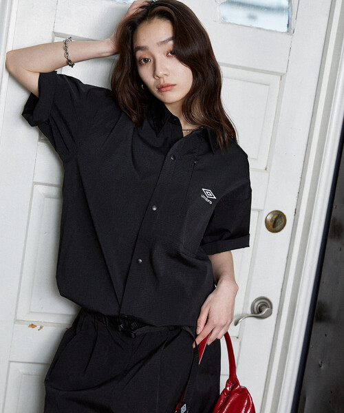 UMBRO(アンブロ)の「UMBRO × PUBLUX/アンブロ <機能性素材>別注 ワンポイントロゴレギュラーカラーハーフスリーブシャツ 限定展開(シャツ/ブラウス・メンズ・チャコールグレー/ブラック・LARGE/MEDIUM)」の11枚目の写真